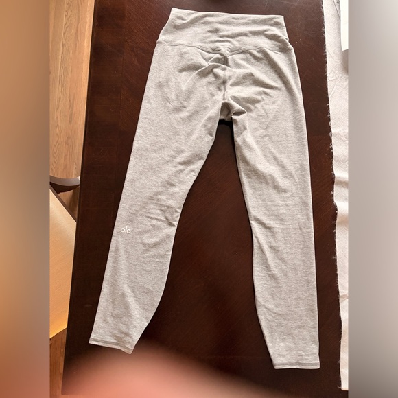 ALO Yoga High-Waist Alosoft
Lounge Legging
Athletic Heather Grey - Picture 3 of 5